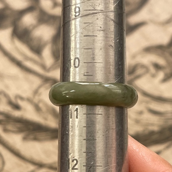 High quality spinach green jadeite jade size 10.5 ring - Picture 5 of 6